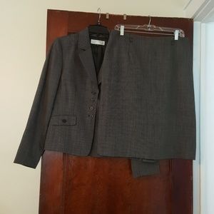 Tahari Women's Skirt Suit - Size 8